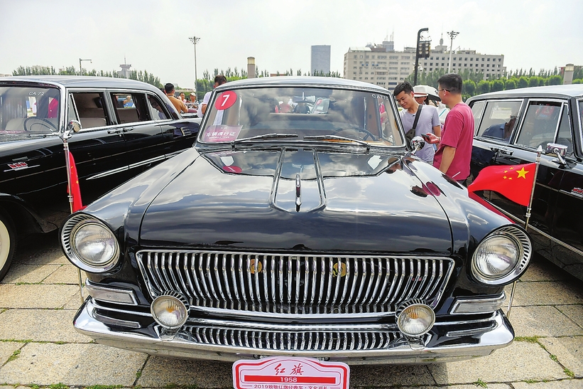长春市民观赏红旗经典收藏车 感受红旗文化内涵