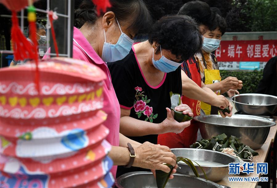 邻里传爱心 民俗迎端午