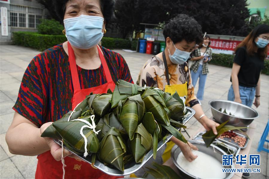 邻里传爱心 民俗迎端午