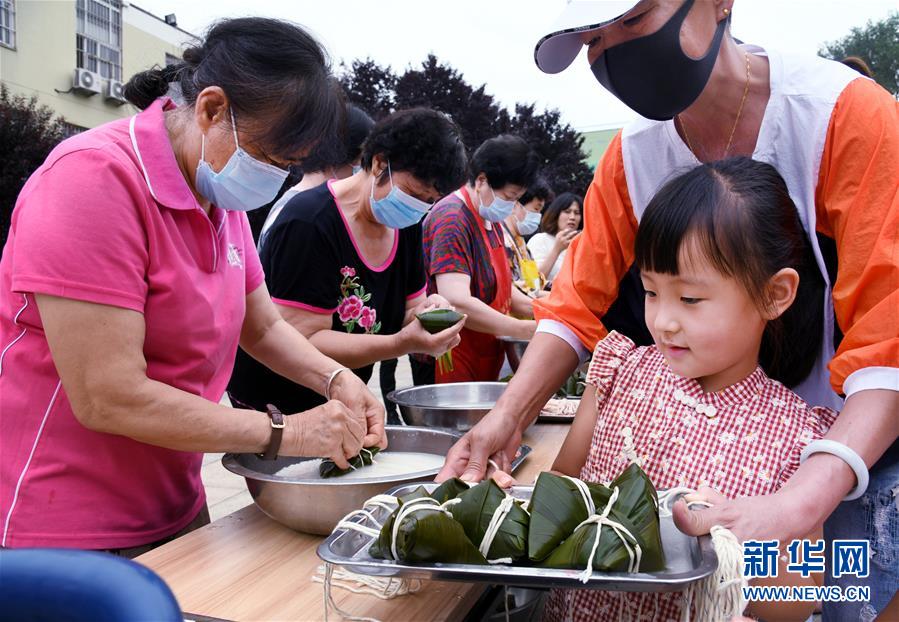 邻里传爱心 民俗迎端午