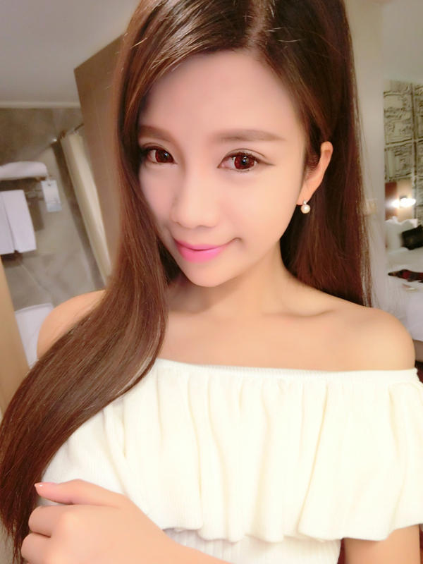 郭艾伦女友晒美照 惊讶童鞋店买鞋竟有号(图)