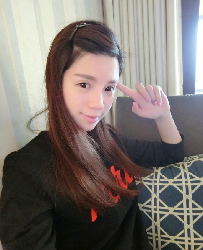 郭艾伦女友晒美照 惊讶童鞋店买鞋竟有号(图)
