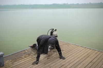 揭秘公安潜水大队：专门在各种污水中捞尸体