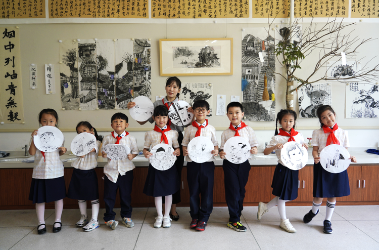 【B】重庆两江新区小学生用画笔致敬抗“疫”英雄