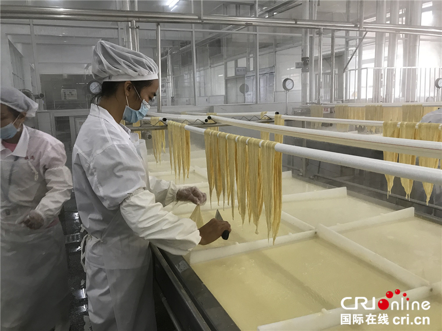 图片默认标题_fororder_3工人正在捞腐竹_副本_副本