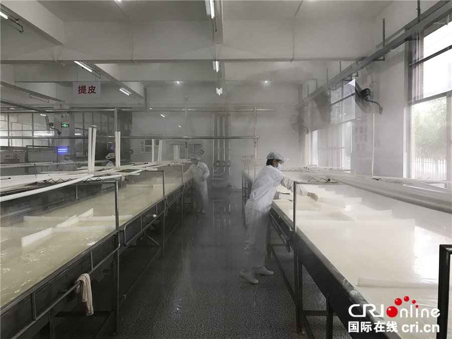 图片默认标题_fororder_2正在忙碌的生产线工人_副本_副本