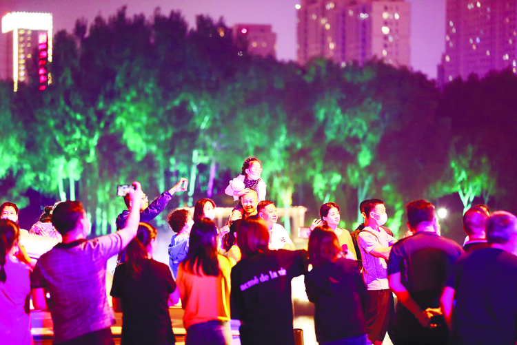 一路拍 一路嗨 一路赞——2020长春消夏艺术节花车巡游第三天