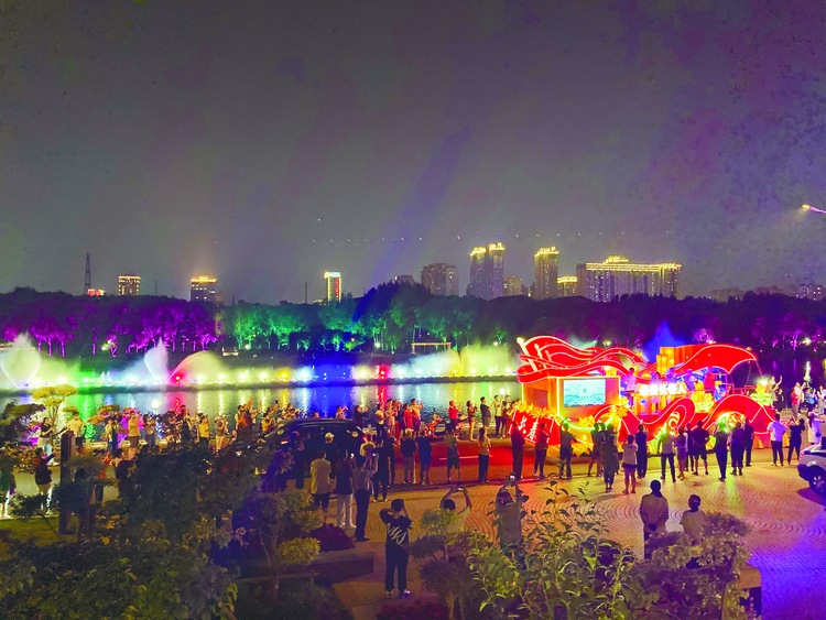 一路拍 一路嗨 一路赞——2020长春消夏艺术节花车巡游第三天