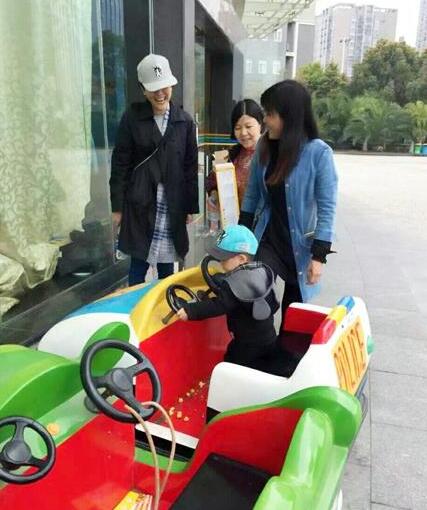 长得与汪涵一模一样！杨乐乐带儿子小沐沐游玩