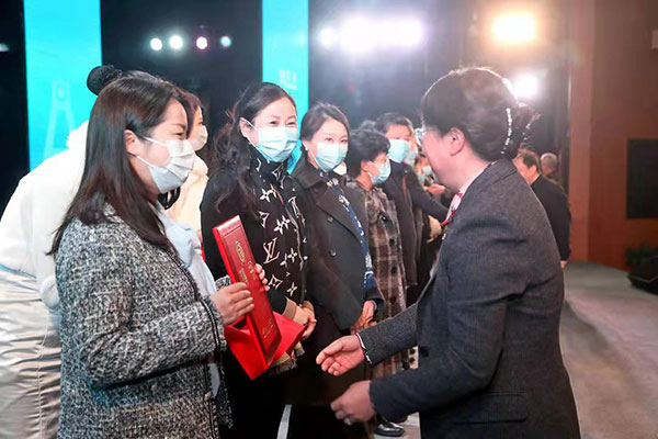 成都武侯区家长学校开学 家长们快来学习与儿女共成长_fororder_聘书颁发仪式-供图-成都武侯区委宣传部