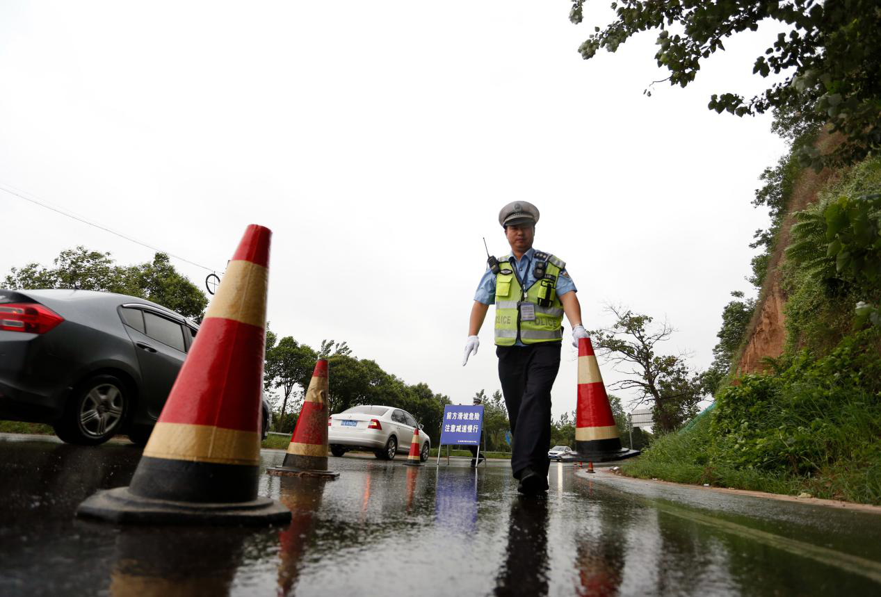陕西启动暴雨四级应急响应  渭南市交警积极排查隐患路段