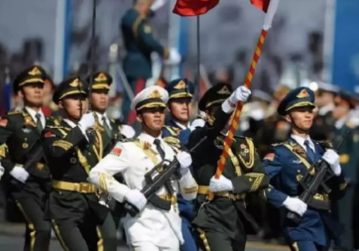 最帅天团来了！看中国仪仗队英姿飒爽走过红场