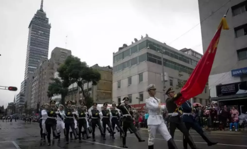 最帅天团来了！看中国仪仗队英姿飒爽走过红场