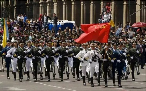 最帅天团来了！看中国仪仗队英姿飒爽走过红场