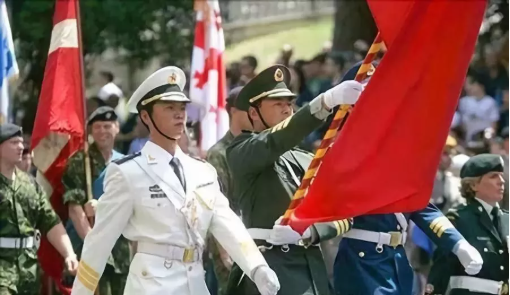 最帅天团来了！看中国仪仗队英姿飒爽走过红场