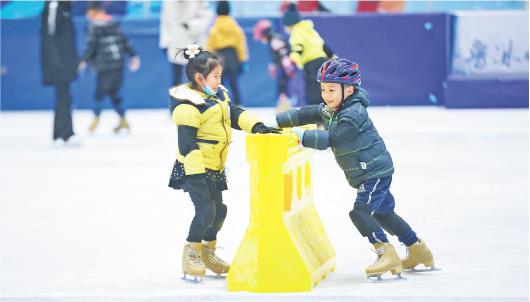 冰雪运动：从小众走向大众 青岛参与其中的孩子多起来