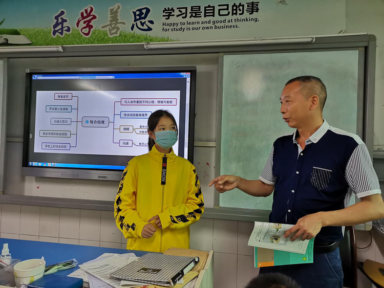 【有修改】【B】重庆忠县石宝镇咸隆小学校长卢廷艳：扎根山区小学执教18载