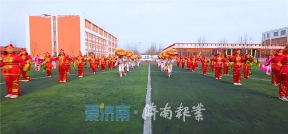 爱视频｜非洲女孩“C位出道”商河鼓子秧歌