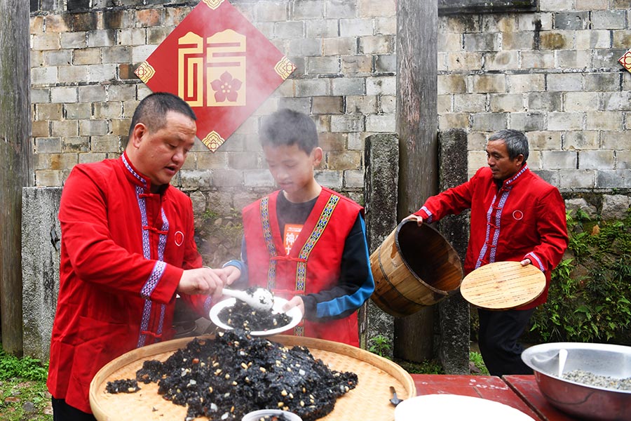 做乌米饭、挂红灯笼、写“福”送福  福建“年味儿”别样浓！