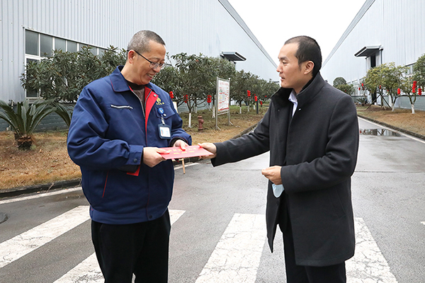自贡市贡井区委书记张洪涛走访慰问困难党员、困难群众及专家人才_fororder_1慰问现场
