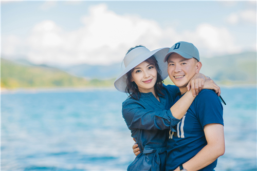 图片默认标题_fororder_“回甘夫妇”湖边合照