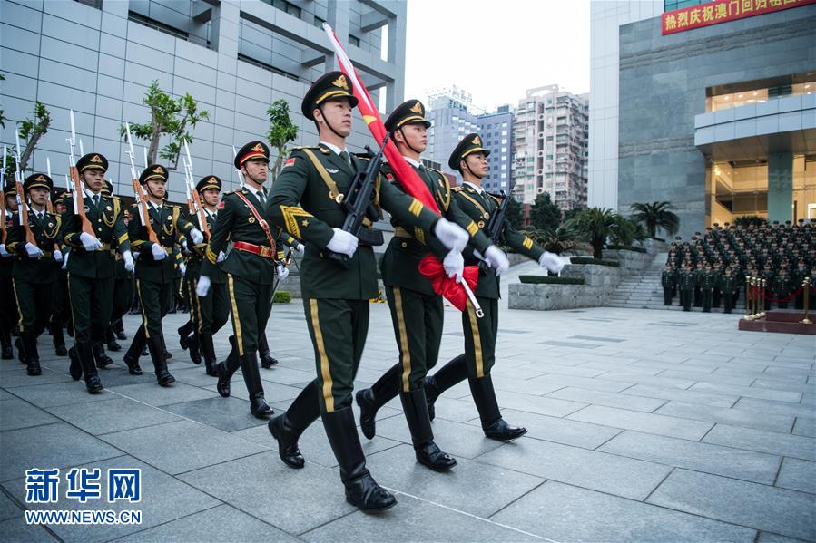 驻澳门部队举行升旗仪式庆祝澳门回归祖国18周年