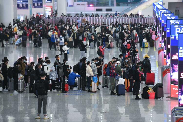 新华全媒+｜下一站，回家——2022年春运首日一线观察