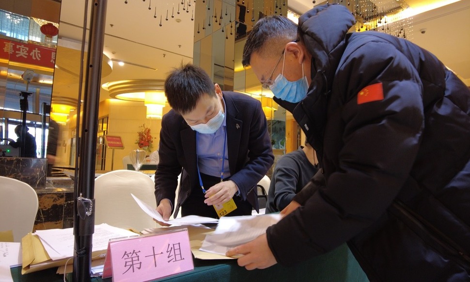 携民声赴两会 黑龙江省政协委员陆续报到_fororder_388ca4115183024c1ffc0ffffef0993