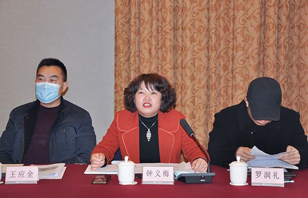 自贡市举行机动车尾号常态化限行听证会 民意调查获较高支持率_fororder_2听证会与会代表发表意见或建议（摄影-冯常英）