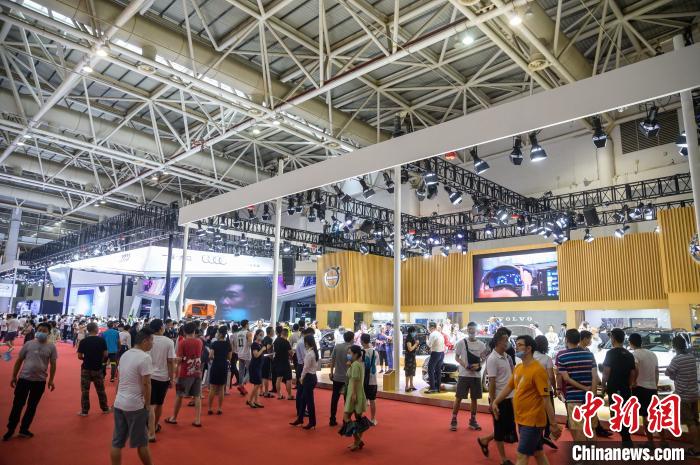 汽车频道【6月30日】【中首列表】福州国际车展人气旺 赏车试车者络绎不绝