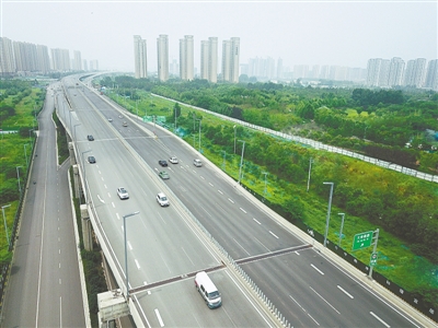 【汽车-图片】6月29日郑州“大四环”高架主线试通车成功