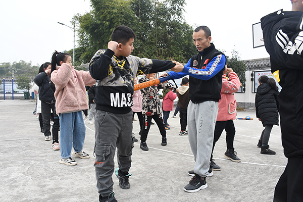 内江市威远县乡村“复兴少年宫”寒假班开班_fororder_孩子们一招一式认真学武术