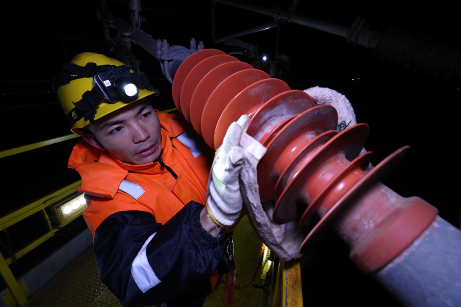 福建平潭：海上“蜘蛛侠”护航春运