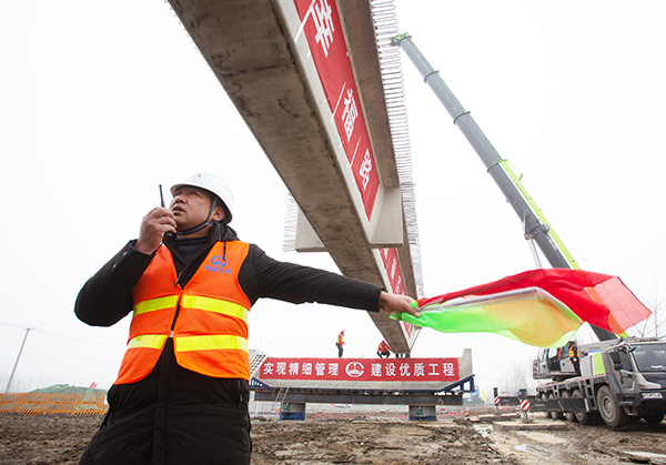 国道204盐阜快速通道首片预制箱梁成功架设_fororder_施工人员指挥工作