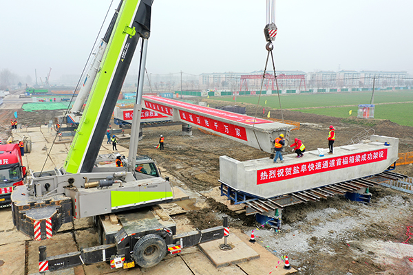 国道204盐阜快速通道首片预制箱梁成功架设_fororder_施工现场图