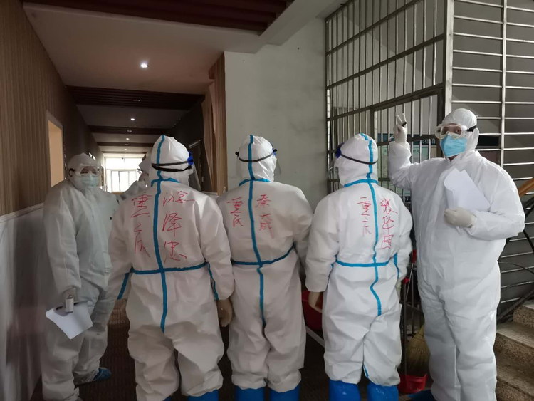 【B】重庆忠县中医医院内二科主任张华忠：以身作则 救死扶伤勇担当