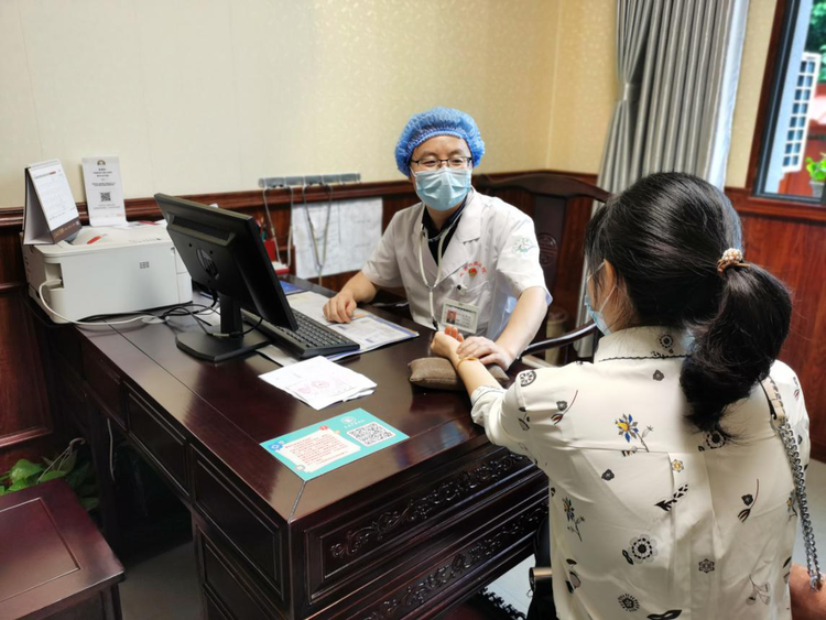 【B】重庆忠县中医医院内二科主任张华忠：以身作则 救死扶伤勇担当