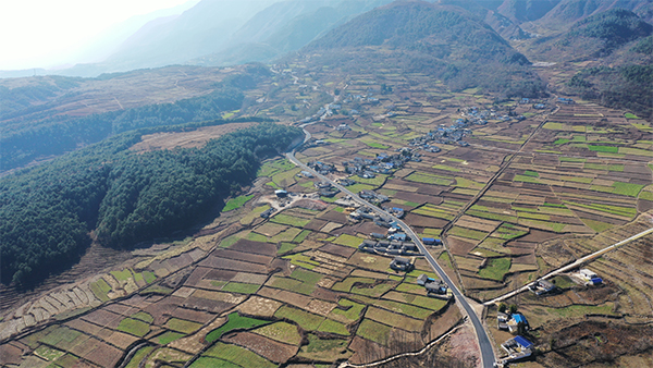 新春走基层｜凉山州普格县：铺就乡村振兴“快车道” 通向幸福美好新生活_fororder_DJI_0819(1)
