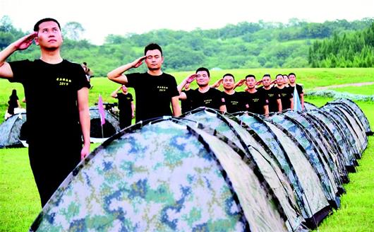 湖北十堰：退伍老兵重温军营生活