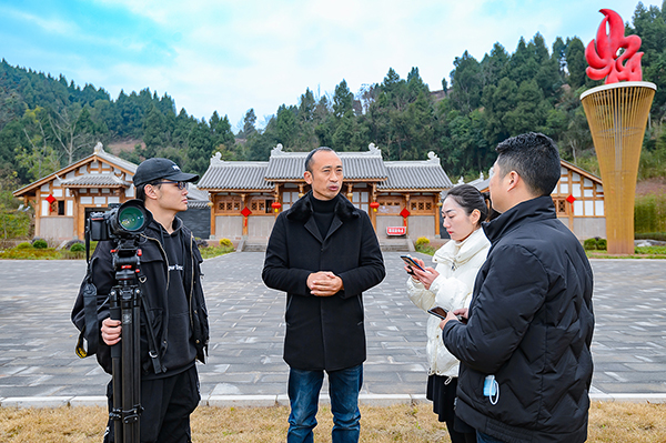 新春走基层|遂宁市安居区：沼气能源再利用 海龙村乡村振兴大有可为_fororder_4海龙村党支部书记熊建（中）介绍情况（摄影-廖志全）