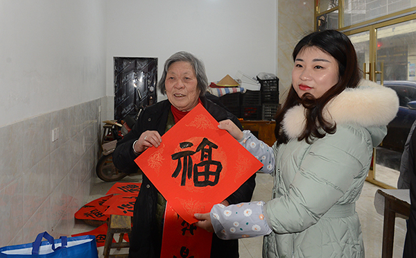 新春走基层|自贡荣县开展2022年春节“迎新春、送科普、送春联、送温暖”志愿服务活动_fororder_2群众免费领到福字笑开颜