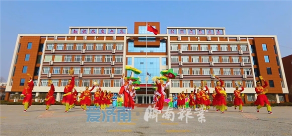 爱视频｜非洲女孩“C位出道”商河鼓子秧歌