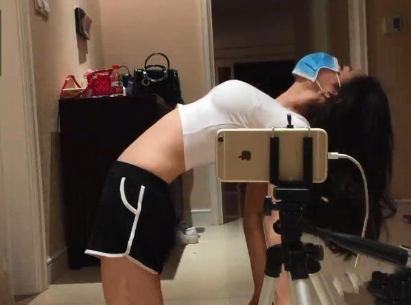 女主播练体操开腿凶猛 网友直呼想犯罪