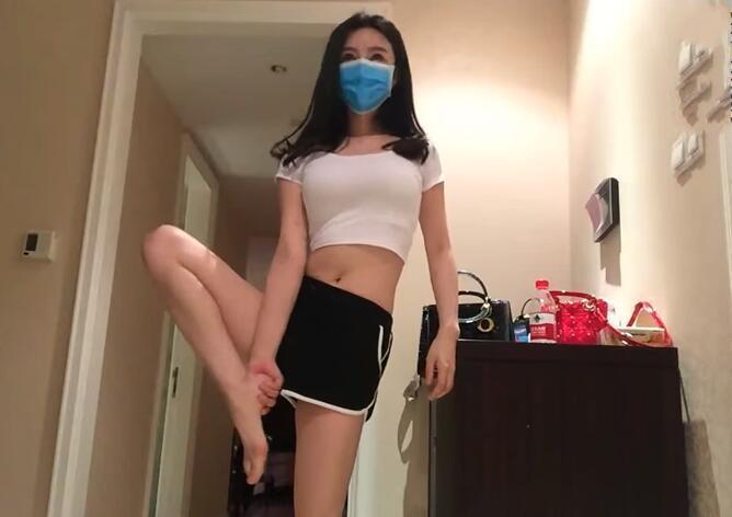 女主播练体操开腿凶猛 网友直呼想犯罪