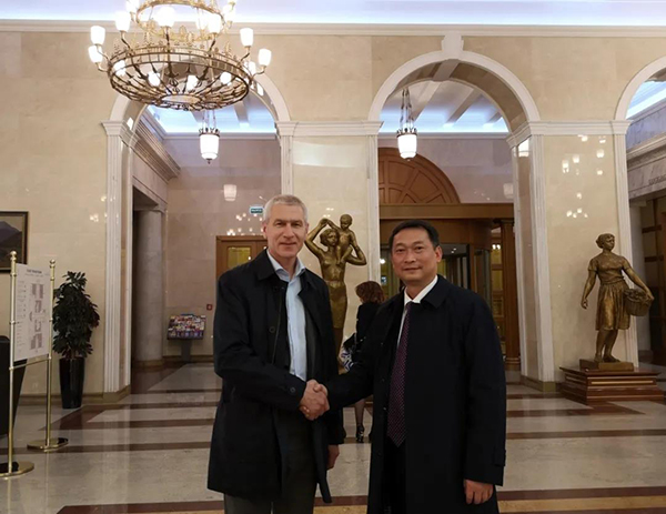 俄罗斯体育部长奥莱格·马迪钦向成都体育学院党委书记舒为平致以新春问候_fororder_奥莱格-马迪钦与舒为平合影-供图-成都体育学院
