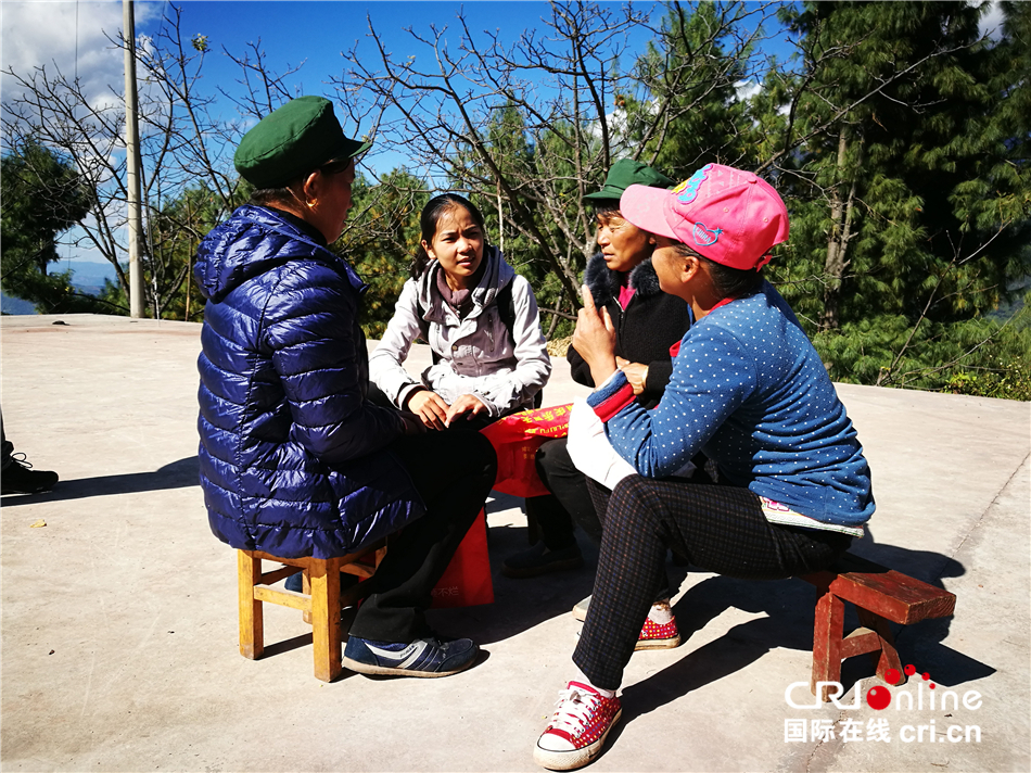 图片默认标题_fororder_05散会后依然热烈讨论的彝族妇女（台林珍拍摄）