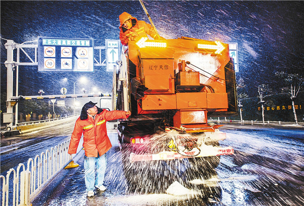 大雪来袭 一道道身影通宵保畅通_fororder_01
