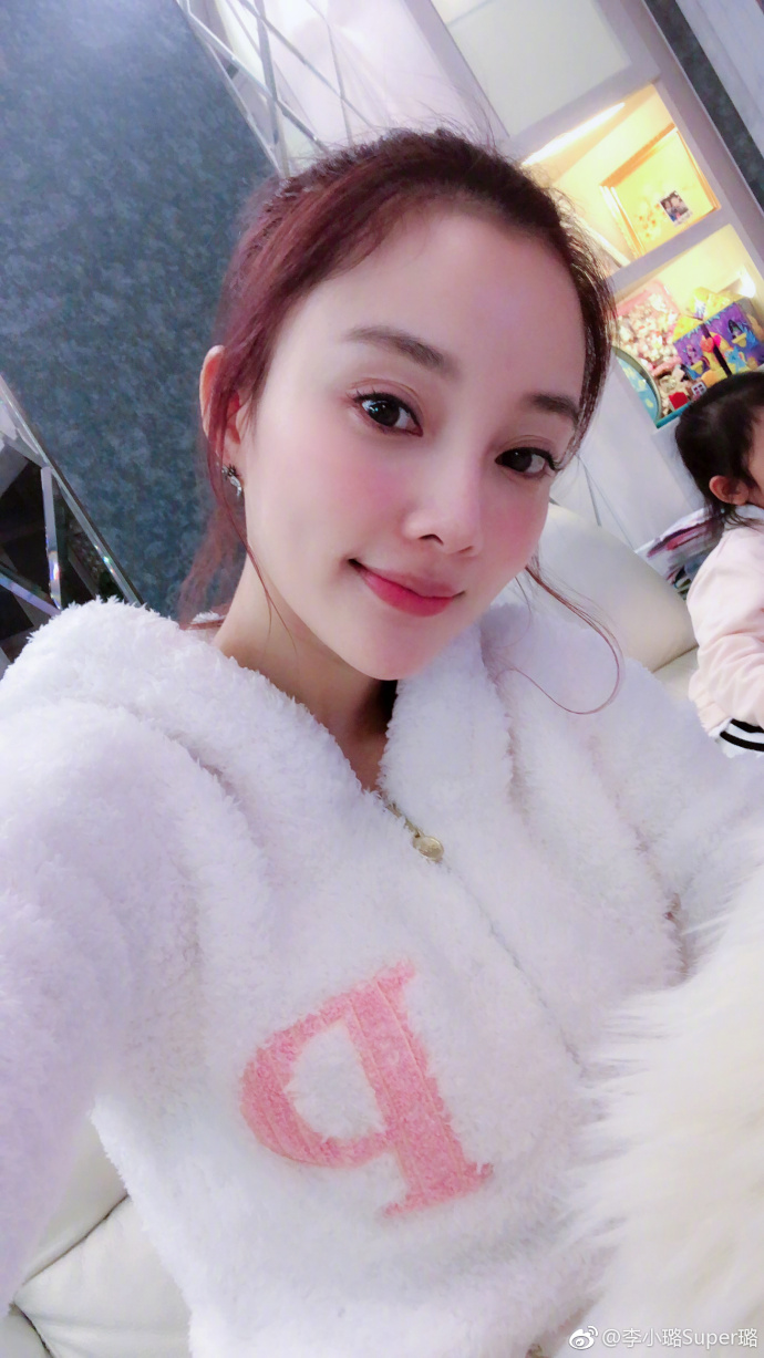 李小璐甜馨母女俩卖萌自拍 扮小鹿粉嫩可爱