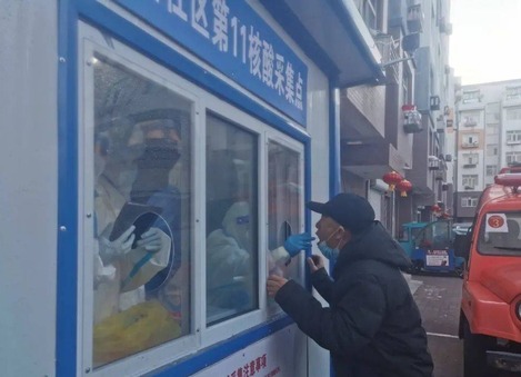 走近黑河城区区域核酸检测采样医护人员