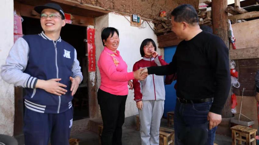 急稿 备注:人名已核实(供稿 本网专稿 三吴大地南京 移动版)助力教育振兴 “海安舅舅”远赴云南宁蒗支教31载结硕果(列表页标题)“海安舅舅”远赴云南宁蒗支教31载结硕果(条目标题)“海安舅舅”远赴云南宁蒗支教